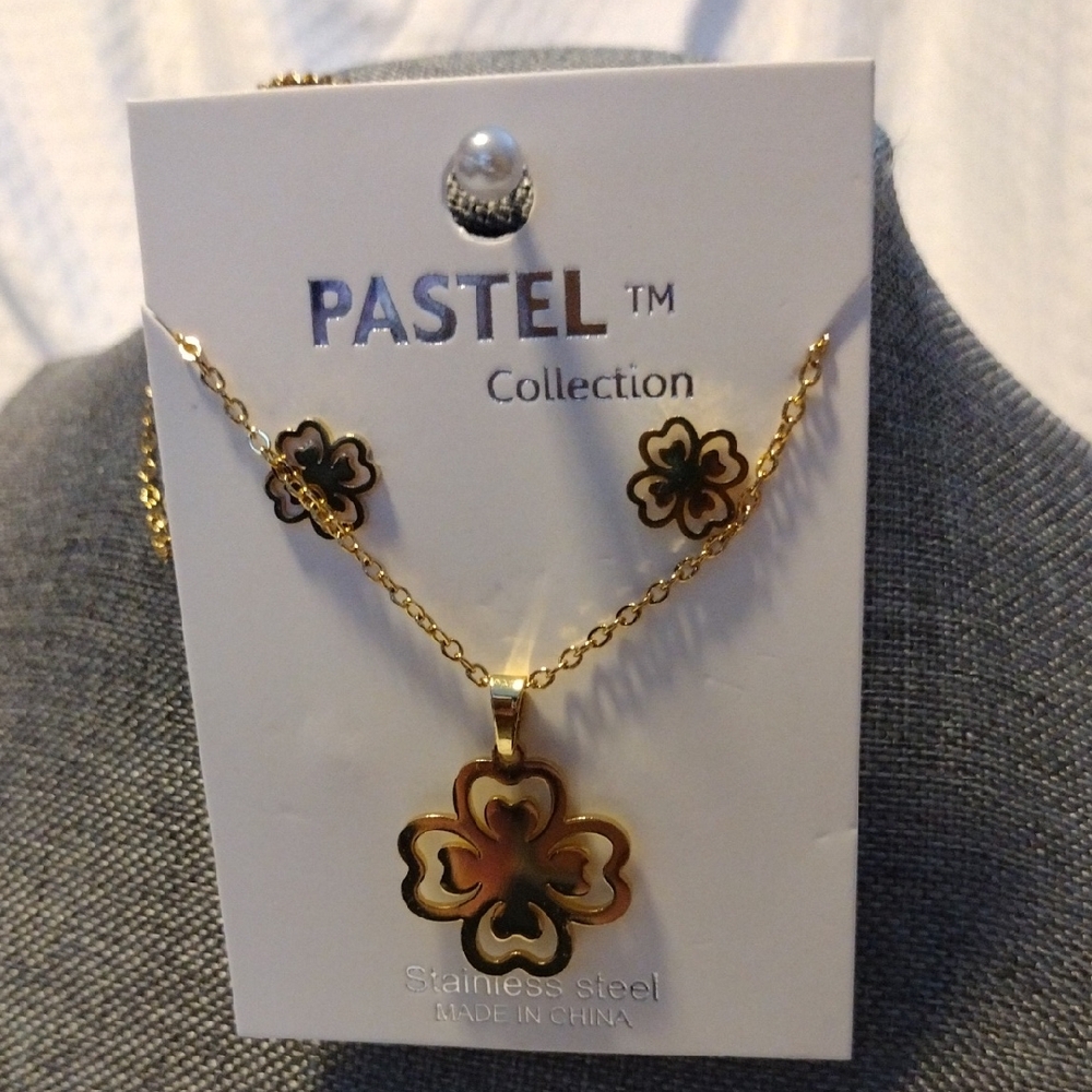 Pastels Gold and Black Flower Necklace Set